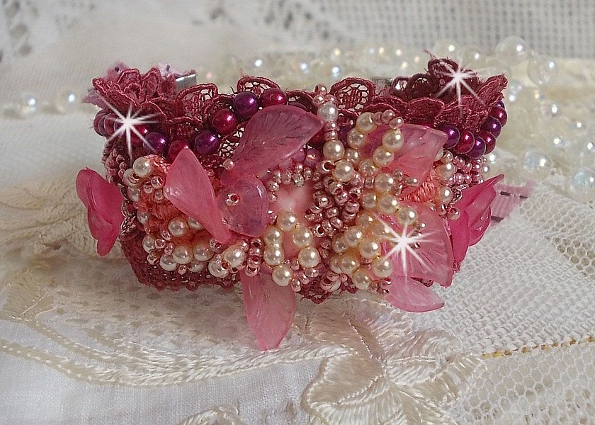 Bracelet Magnolia avec une dentelle bordeaux brod&eacute;e avec des perles nacr&eacute;es et fleurs