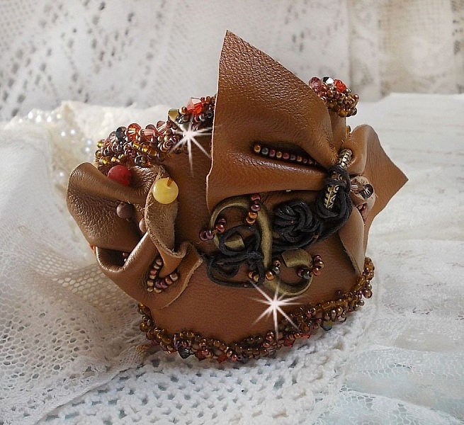 Bracelet manchette Amber Romance brod&eacute; avec du cuir vachette tr&egrave;s souple, des perles semi-pr&eacute;cieuses comme la Citrine, l' Agate et des rocailles