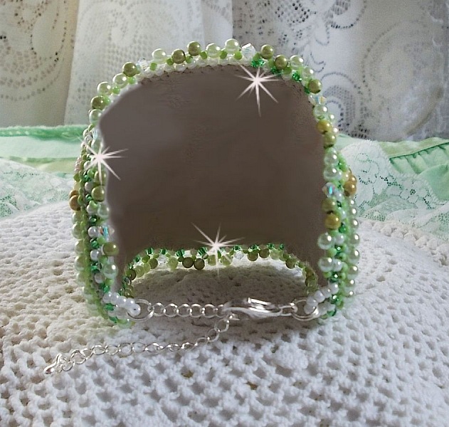 Bracelet manchette Anisse haute-Couture brod&eacute; avec un cabochon portrait de femme cr&eacute;e par mes soins, des perles de Swarovski, des rocailles.