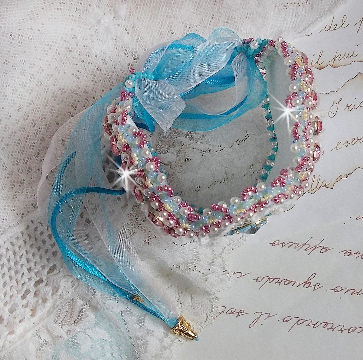 Armbånd Beauty Alicia Blue Haute-Couture mansjett brodert med Swarovski-krystaller, fine hvite blonder og frøperler.