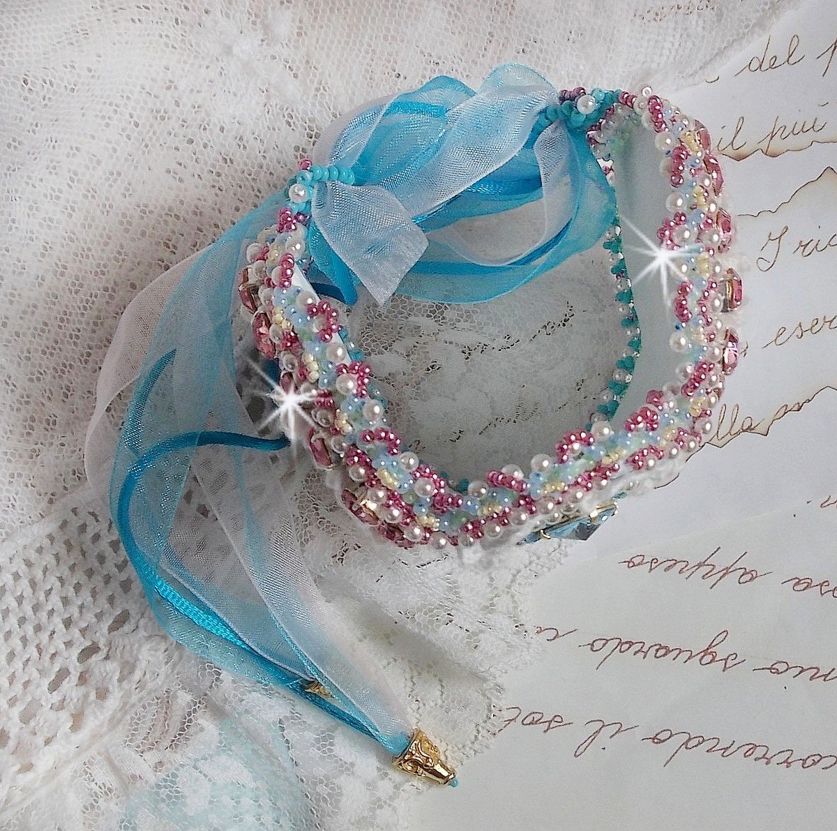 Armbånd Beauty Alicia Blue Haute-Couture mansjett brodert med Swarovski-krystaller, fine hvite blonder og frøperler.