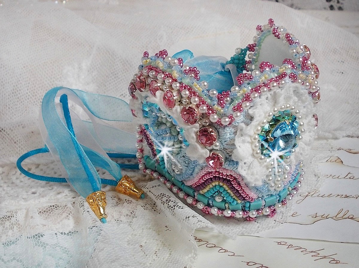 Armbånd Beauty Alicia Blue Haute-Couture mansjett brodert med Swarovski-krystaller, fine hvite blonder og frøperler.