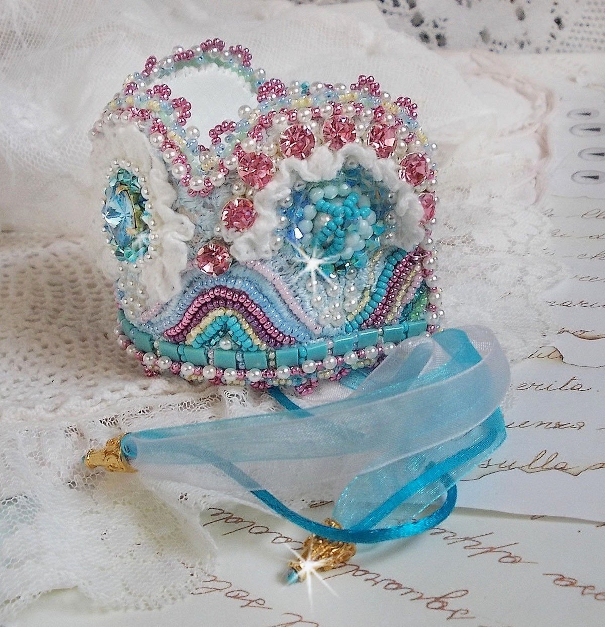 Armbånd Beauty Alicia Blue Haute-Couture mansjett brodert med Swarovski-krystaller, fine hvite blonder og frøperler.