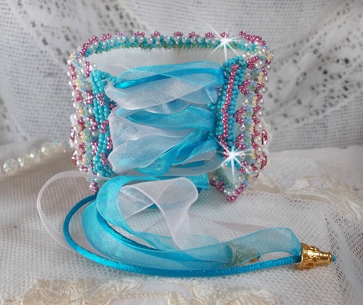 Armbånd Beauty Alicia Blue Haute-Couture mansjett brodert med Swarovski-krystaller, fine hvite blonder og frøperler.