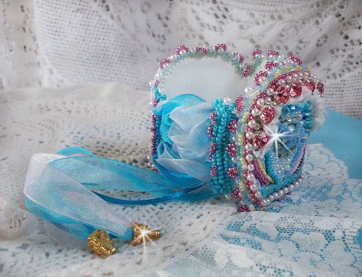 Armbånd Beauty Alicia Blue Haute-Couture mansjett brodert med Swarovski-krystaller, fine hvite blonder og frøperler.