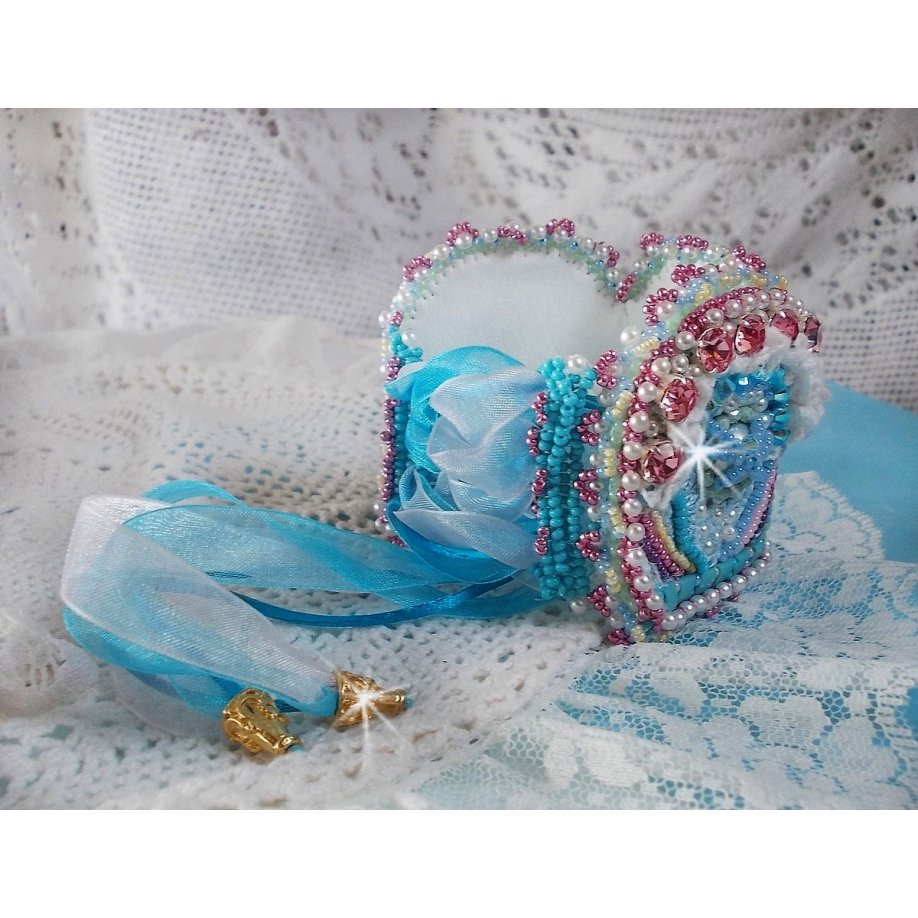 Armbånd Beauty Alicia Blue Haute-Couture mansjett brodert med Swarovski-krystaller, fine hvite blonder og frøperler.