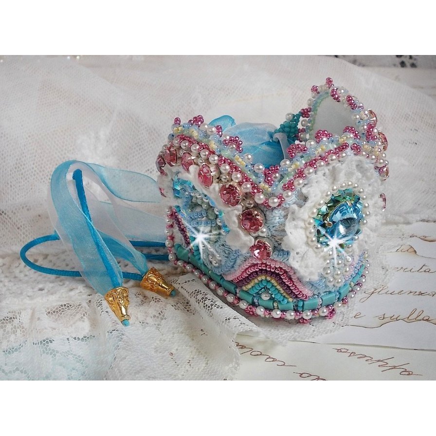 Armbånd Beauty Alicia Blue Haute-Couture mansjett brodert med Swarovski-krystaller, fine hvite blonder og frøperler.