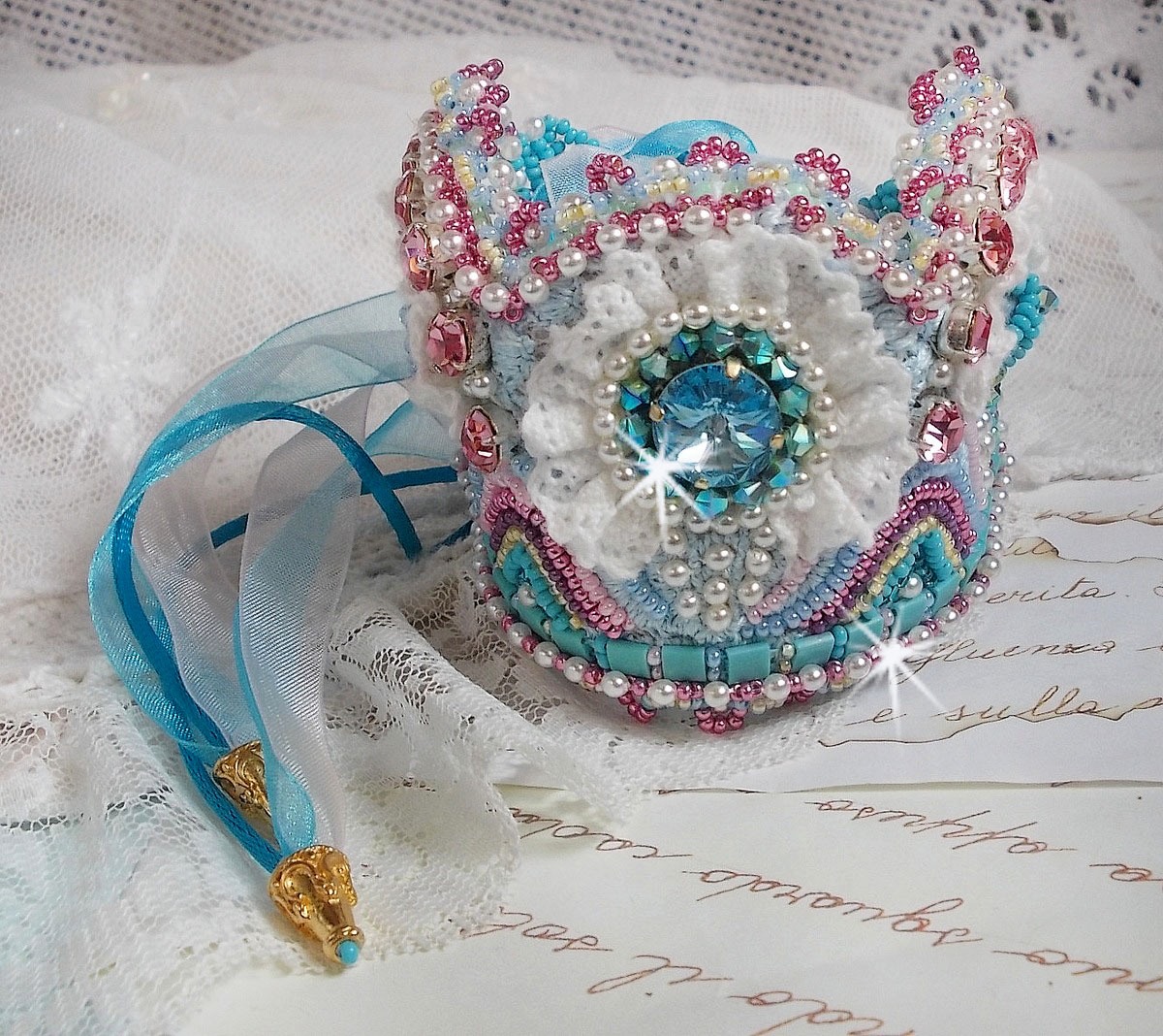 Armbånd Beauty Alicia Blue Haute-Couture mansjett brodert med Swarovski-krystaller, fine hvite blonder og frøperler.
