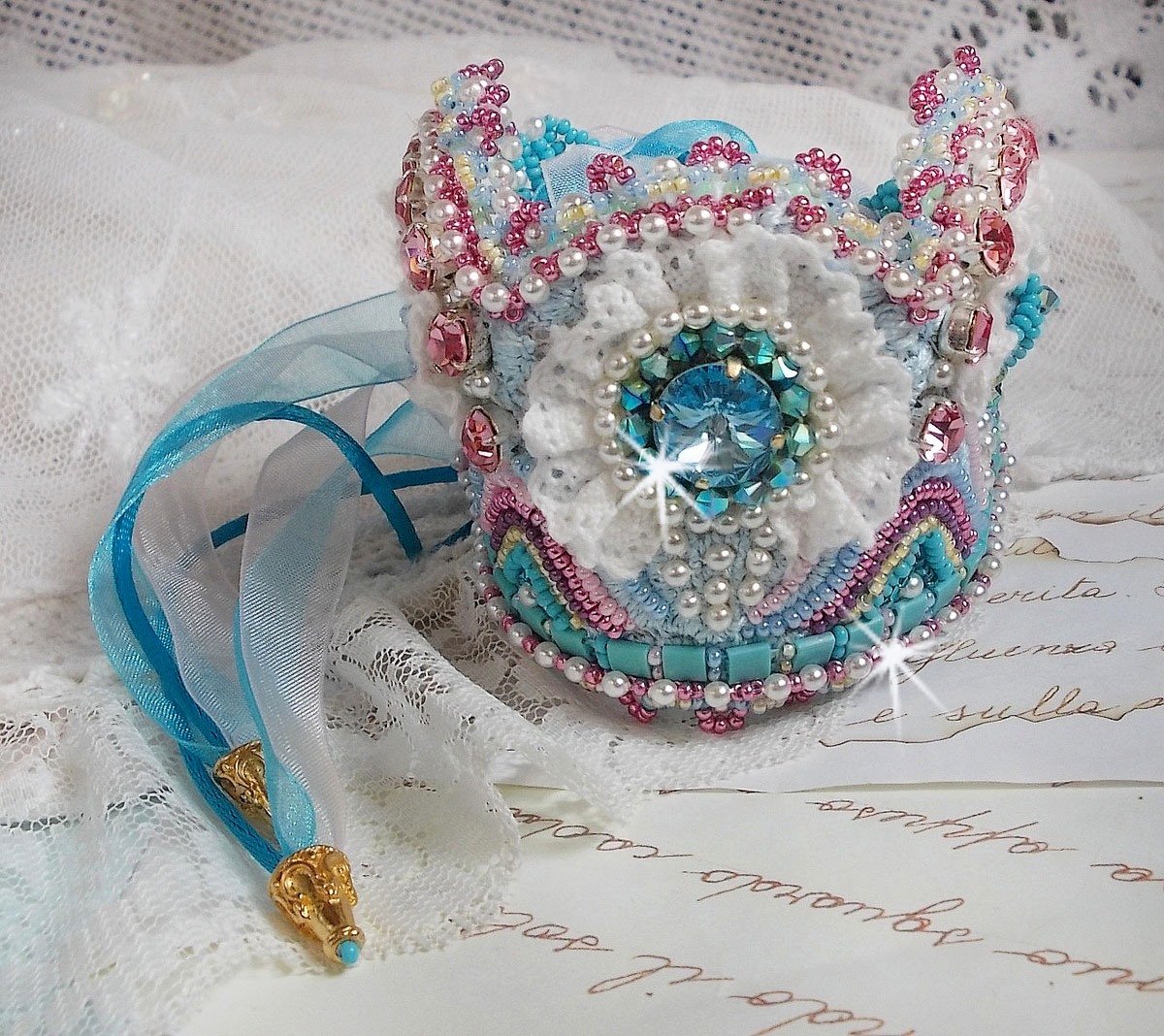 Armbånd Beauty Alicia Blue Haute-Couture mansjett brodert med Swarovski-krystaller, fine hvite blonder og frøperler.