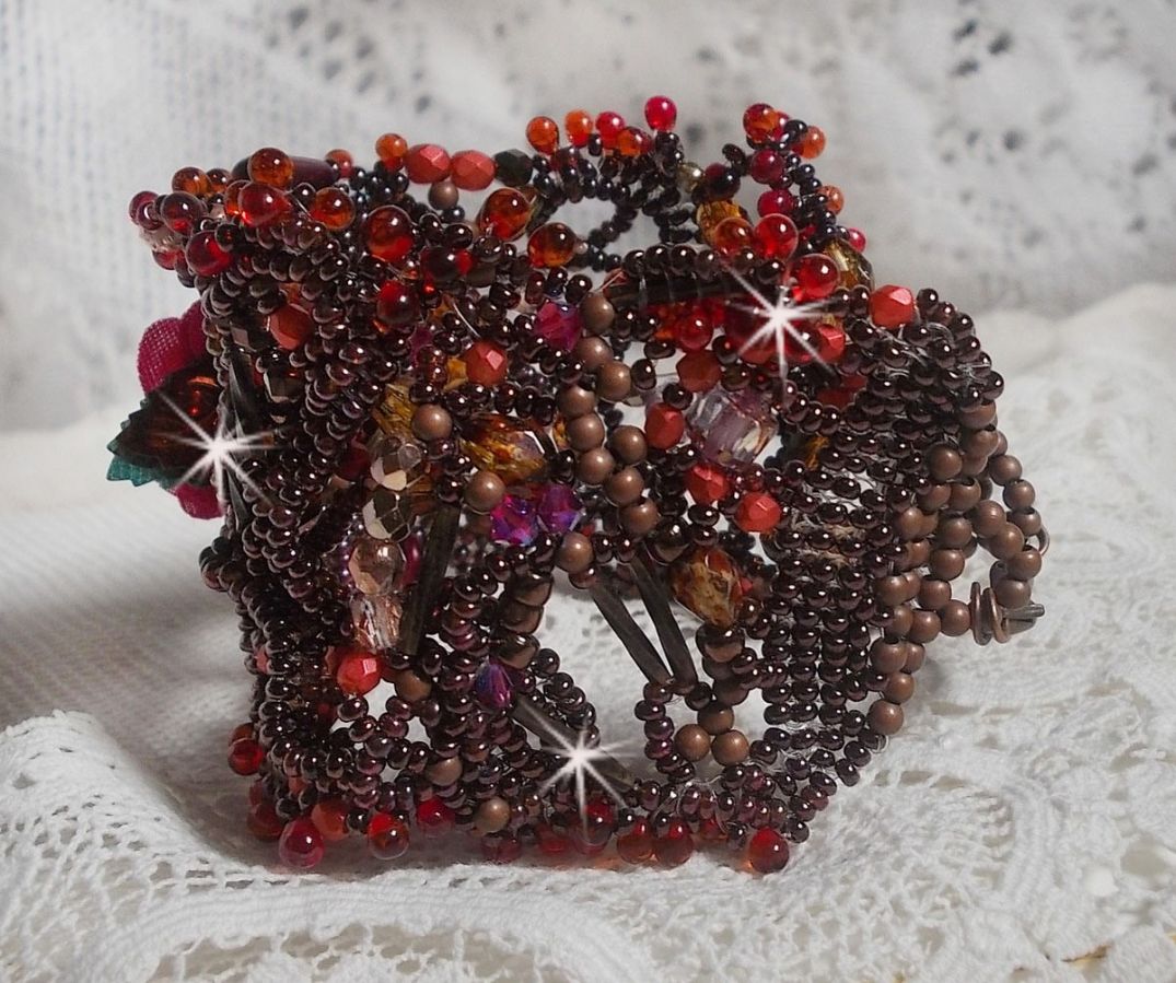 Belle Hélène mansjettarmbånd alt i frøperler, stoffblomst, edelstenperler (gul/hvit kalsitt) og frøperler