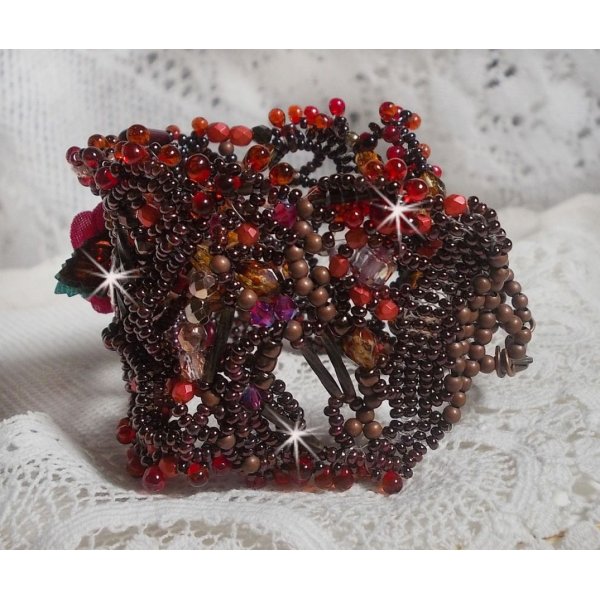 Belle H&eacute;l&egrave;ne mansjettarmb&aring;nd alt i fr&oslash;perler, stoffblomst, edelstenperler (gul/hvit kalsitt) og fr&oslash;perler