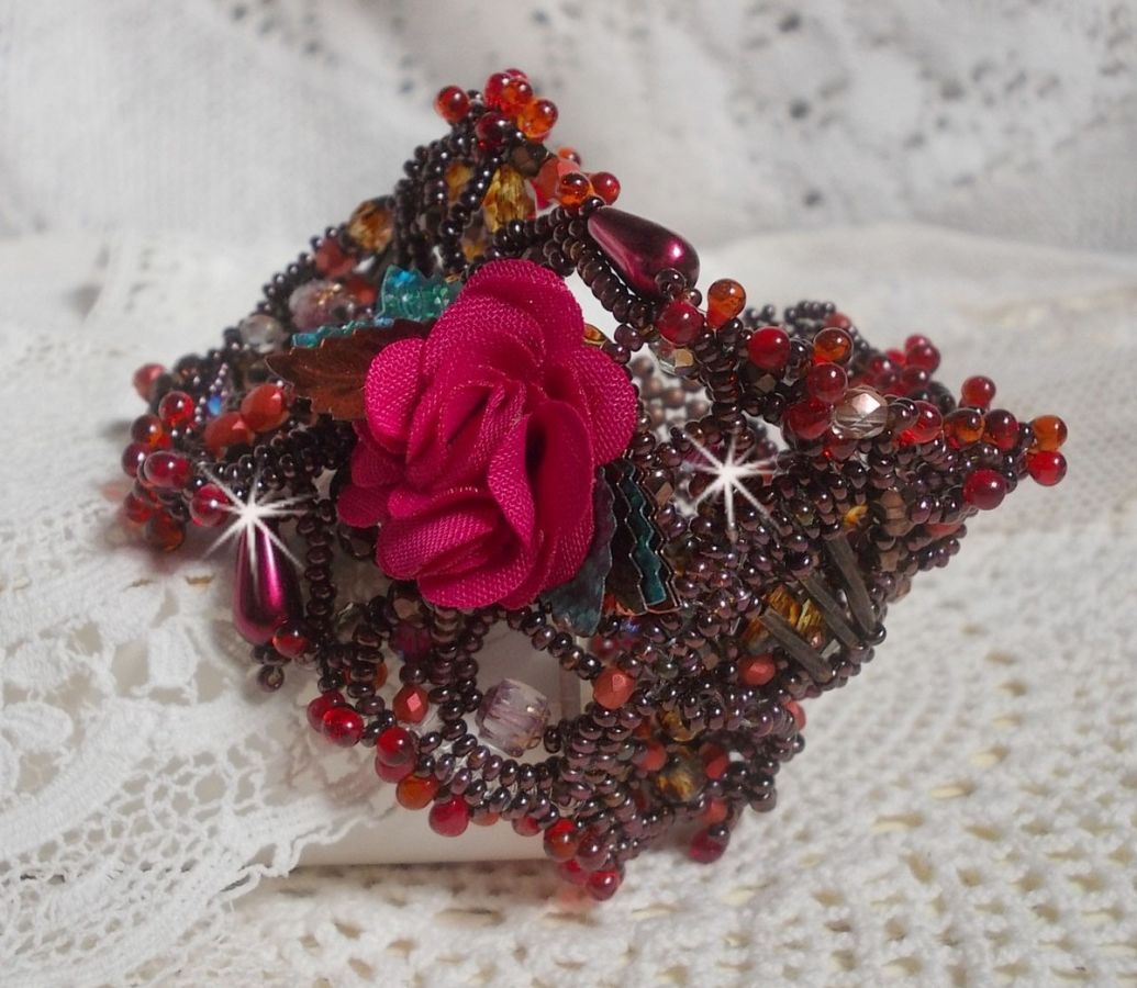 Belle Hélène mansjettarmbånd alt i frøperler, stoffblomst, edelstenperler (gul/hvit kalsitt) og frøperler