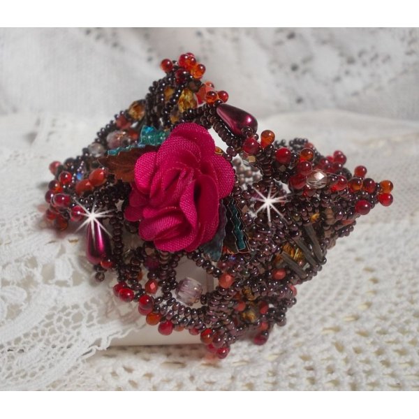 Belle H&eacute;l&egrave;ne mansjettarmb&aring;nd alt i fr&oslash;perler, stoffblomst, edelstenperler (gul/hvit kalsitt) og fr&oslash;perler