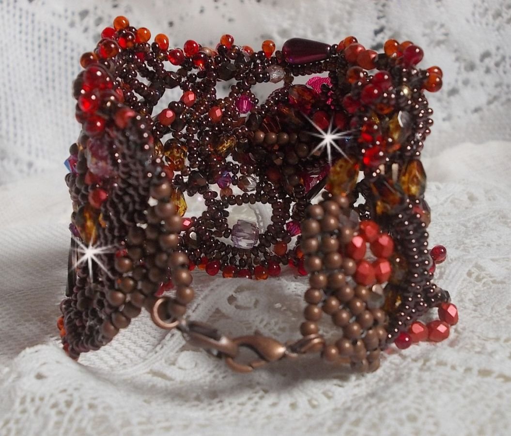 Belle Hélène mansjettarmbånd alt i frøperler, stoffblomst, edelstenperler (gul/hvit kalsitt) og frøperler