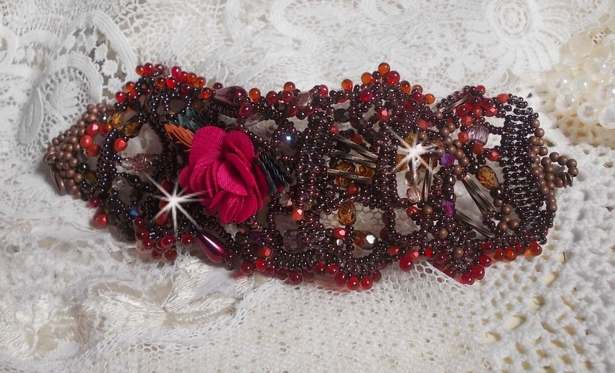 Belle Hélène mansjettarmbånd alt i frøperler, stoffblomst, edelstenperler (gul/hvit kalsitt) og frøperler