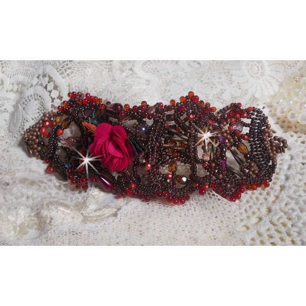 Belle Hélène mansjettarmbånd alt i frøperler, stoffblomst, edelstenperler (gul/hvit kalsitt) og frøperler
