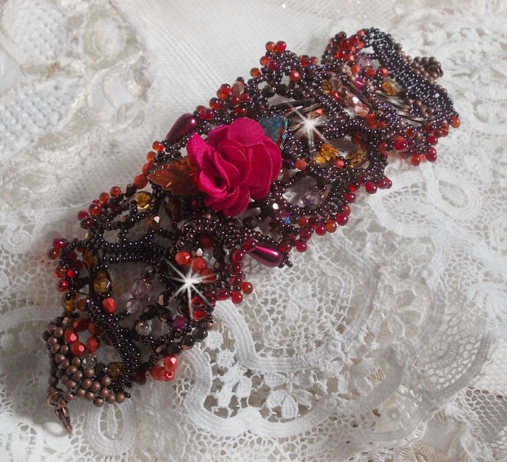 Belle Hélène mansjettarmbånd alt i frøperler, stoffblomst, edelstenperler (gul/hvit kalsitt) og frøperler