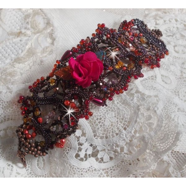 Belle H&eacute;l&egrave;ne mansjettarmb&aring;nd alt i fr&oslash;perler, stoffblomst, edelstenperler (gul/hvit kalsitt) og fr&oslash;perler