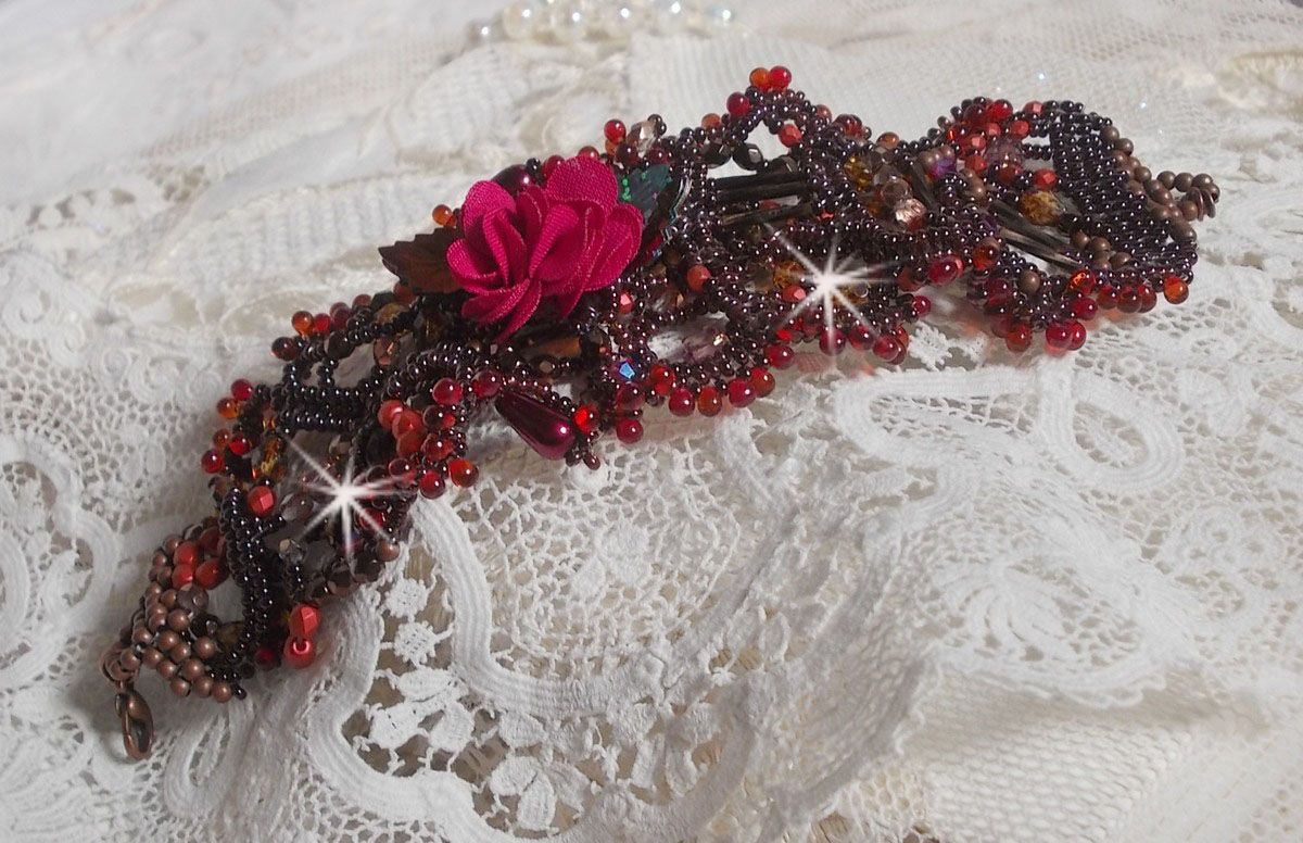 Belle Hélène mansjettarmbånd alt i frøperler, stoffblomst, edelstenperler (gul/hvit kalsitt) og frøperler