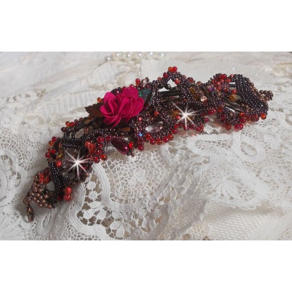 Belle Hélène mansjettarmbånd alt i frøperler, stoffblomst, edelstenperler (gul/hvit kalsitt) og frøperler
