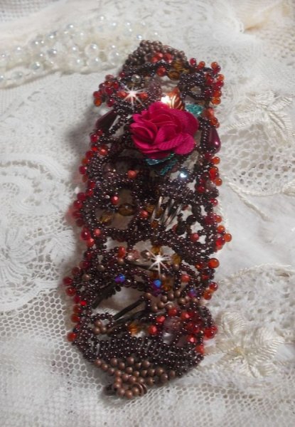 Belle H&eacute;l&egrave;ne mansjettarmb&aring;nd alt i fr&oslash;perler, stoffblomst, edelstenperler (gul/hvit kalsitt) og fr&oslash;perler