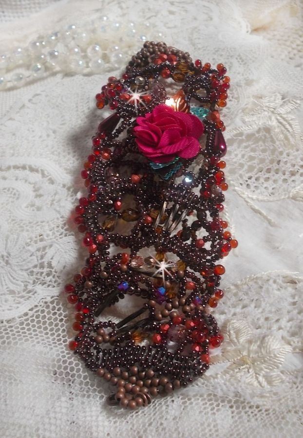 Belle Hélène mansjettarmbånd alt i frøperler, stoffblomst, edelstenperler (gul/hvit kalsitt) og frøperler