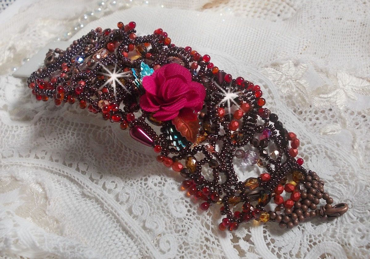 Belle Hélène mansjettarmbånd alt i frøperler, stoffblomst, edelstenperler (gul/hvit kalsitt) og frøperler
