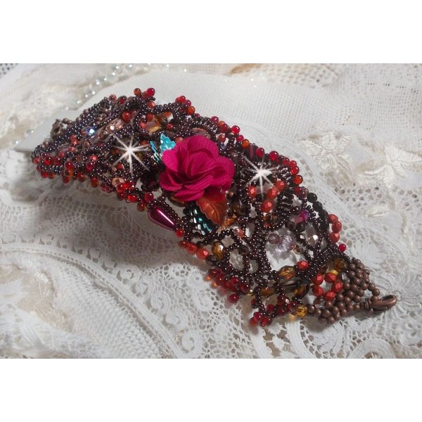 Belle H&eacute;l&egrave;ne mansjettarmb&aring;nd alt i fr&oslash;perler, stoffblomst, edelstenperler (gul/hvit kalsitt) og fr&oslash;perler