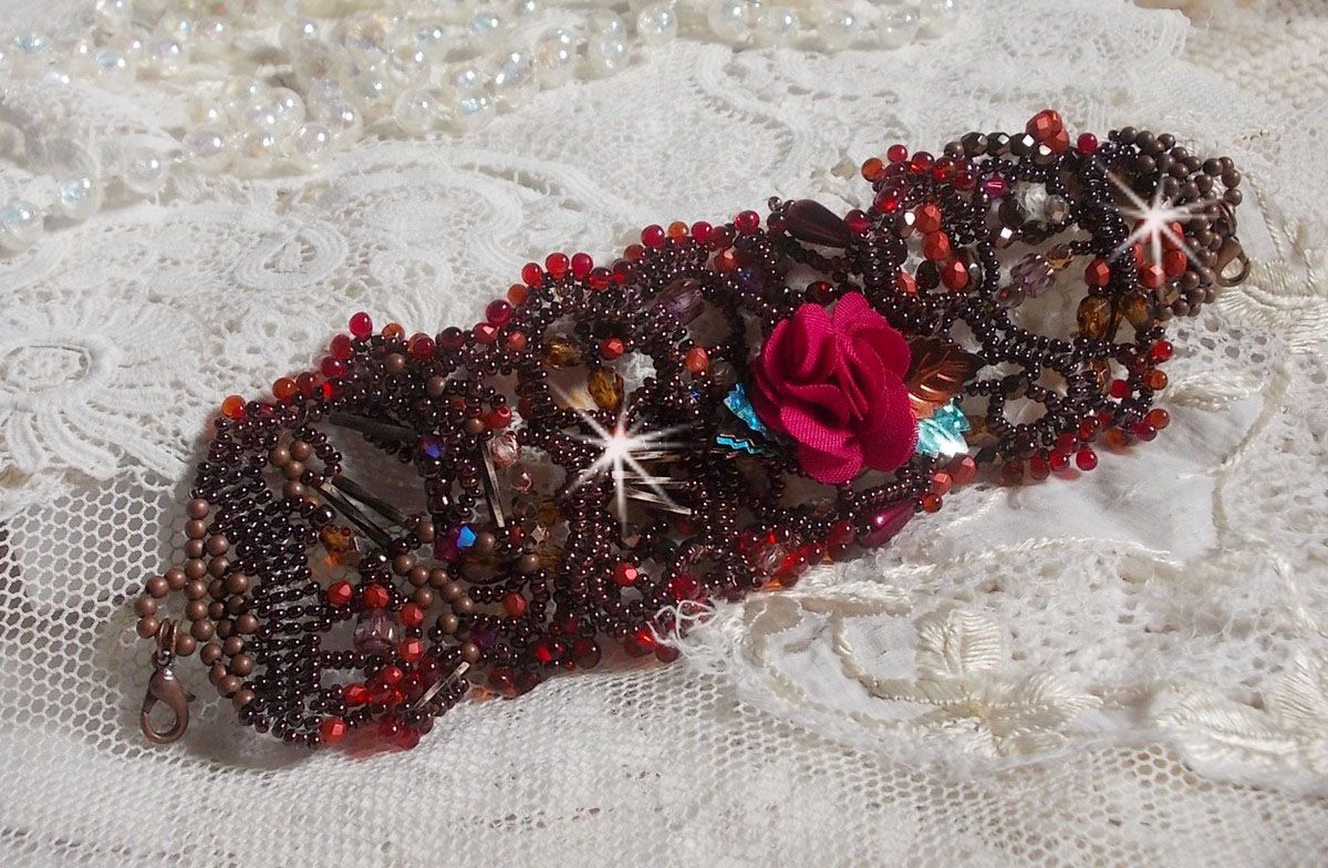Belle Hélène mansjettarmbånd alt i frøperler, stoffblomst, edelstenperler (gul/hvit kalsitt) og frøperler