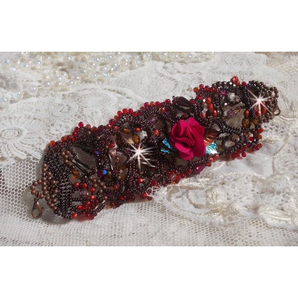 Belle Hélène mansjettarmbånd alt i frøperler, stoffblomst, edelstenperler (gul/hvit kalsitt) og frøperler