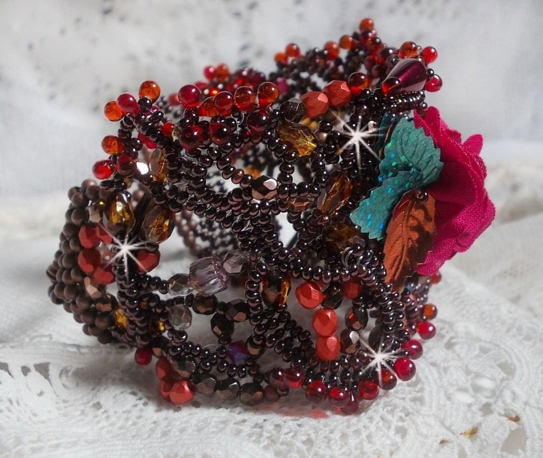 Belle Hélène mansjettarmbånd alt i frøperler, stoffblomst, edelstenperler (gul/hvit kalsitt) og frøperler