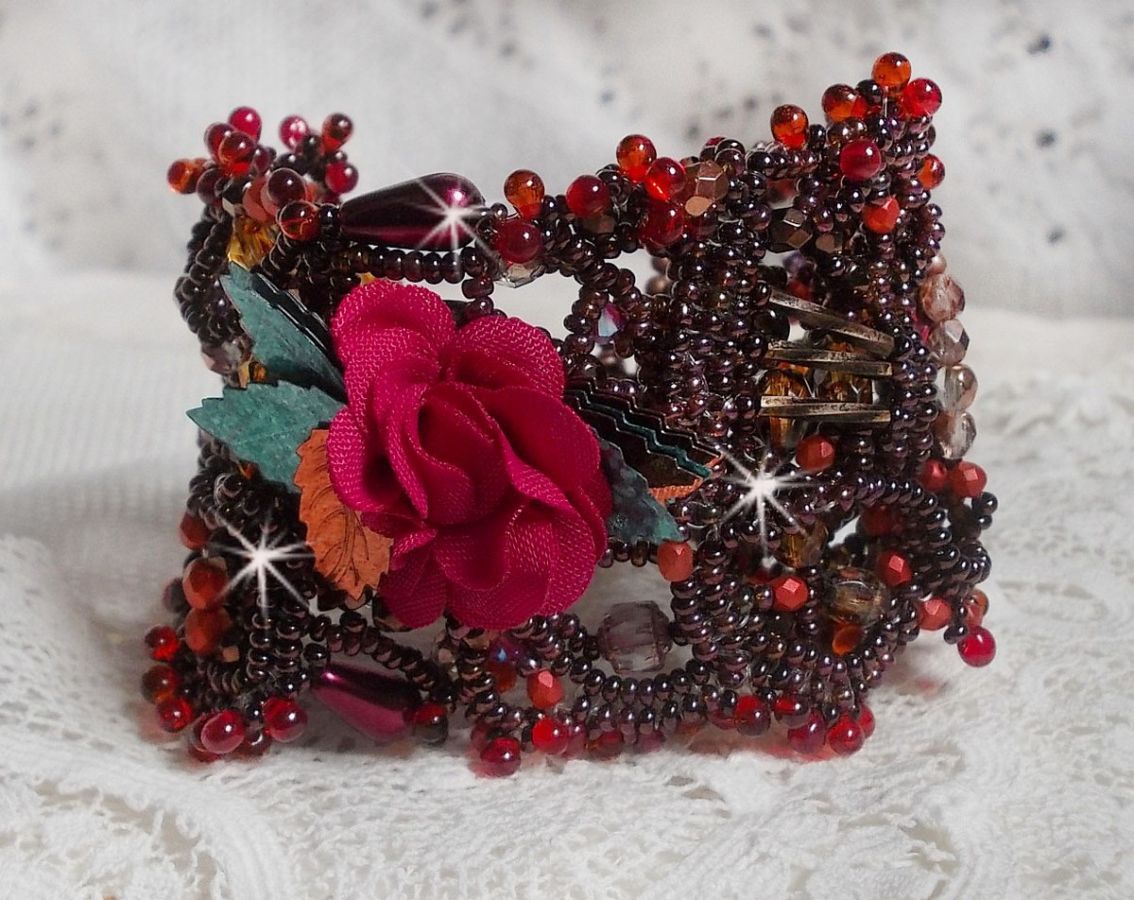 Belle Hélène mansjettarmbånd alt i frøperler, stoffblomst, edelstenperler (gul/hvit kalsitt) og frøperler