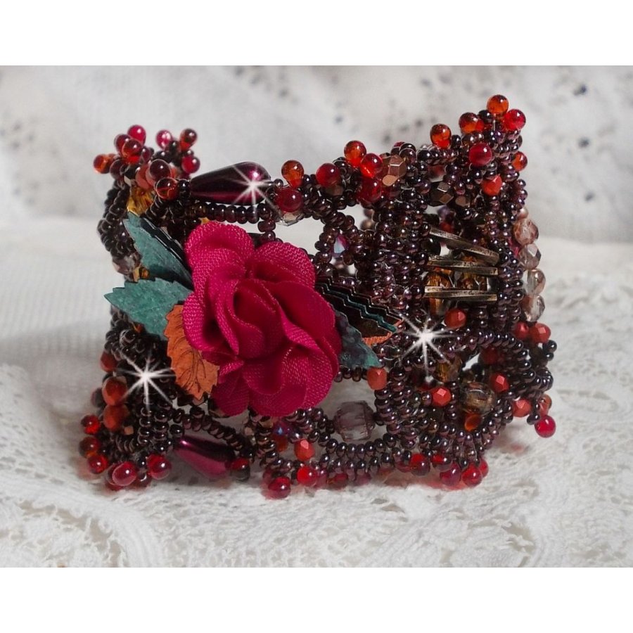 Belle Hélène mansjettarmbånd alt i frøperler, stoffblomst, edelstenperler (gul/hvit kalsitt) og frøperler
