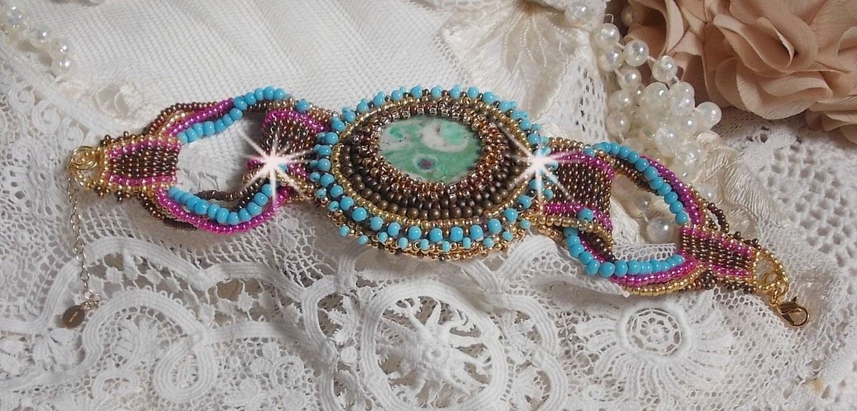 Cheyenne mansjettarmbånd brodert med en edelsten, en Fuchsite rubin med Miyuki frøperler og tsjekkiske frøperler.