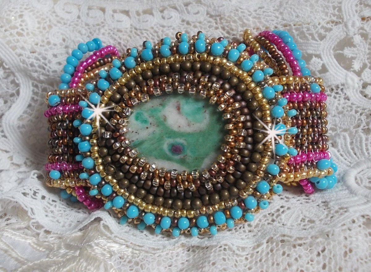 Cheyenne mansjettarmbånd brodert med en edelsten, en Fuchsite rubin med Miyuki frøperler og tsjekkiske frøperler.