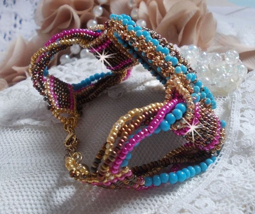 Cheyenne mansjettarmbånd brodert med en edelsten, en Fuchsite rubin med Miyuki frøperler og tsjekkiske frøperler.