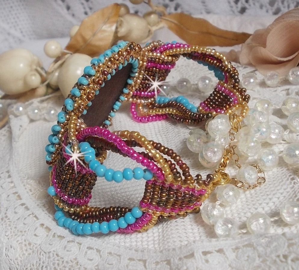 Cheyenne mansjettarmbånd brodert med en edelsten, en Fuchsite rubin med Miyuki frøperler og tsjekkiske frøperler.