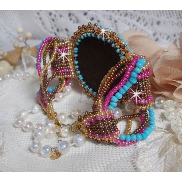 Cheyenne mansjettarmb&aring;nd brodert med en edelsten, en Fuchsite rubin med Miyuki fr&oslash;perler og tsjekkiske fr&oslash;perler.