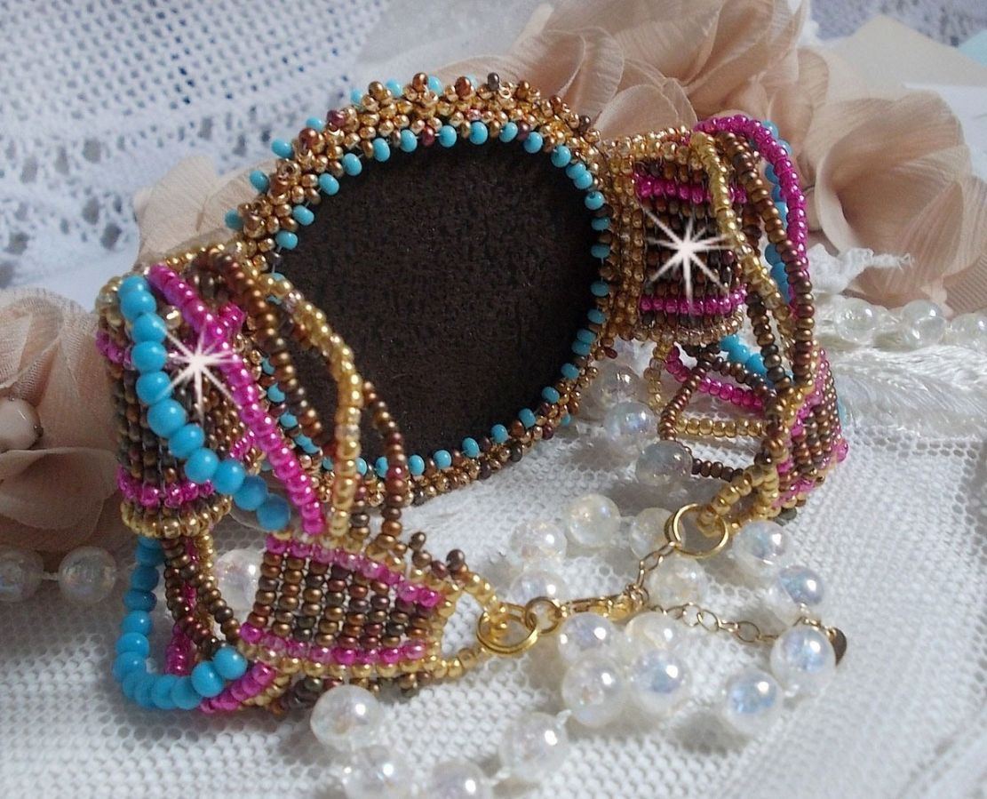 Cheyenne mansjettarmbånd brodert med en edelsten, en Fuchsite rubin med Miyuki frøperler og tsjekkiske frøperler.