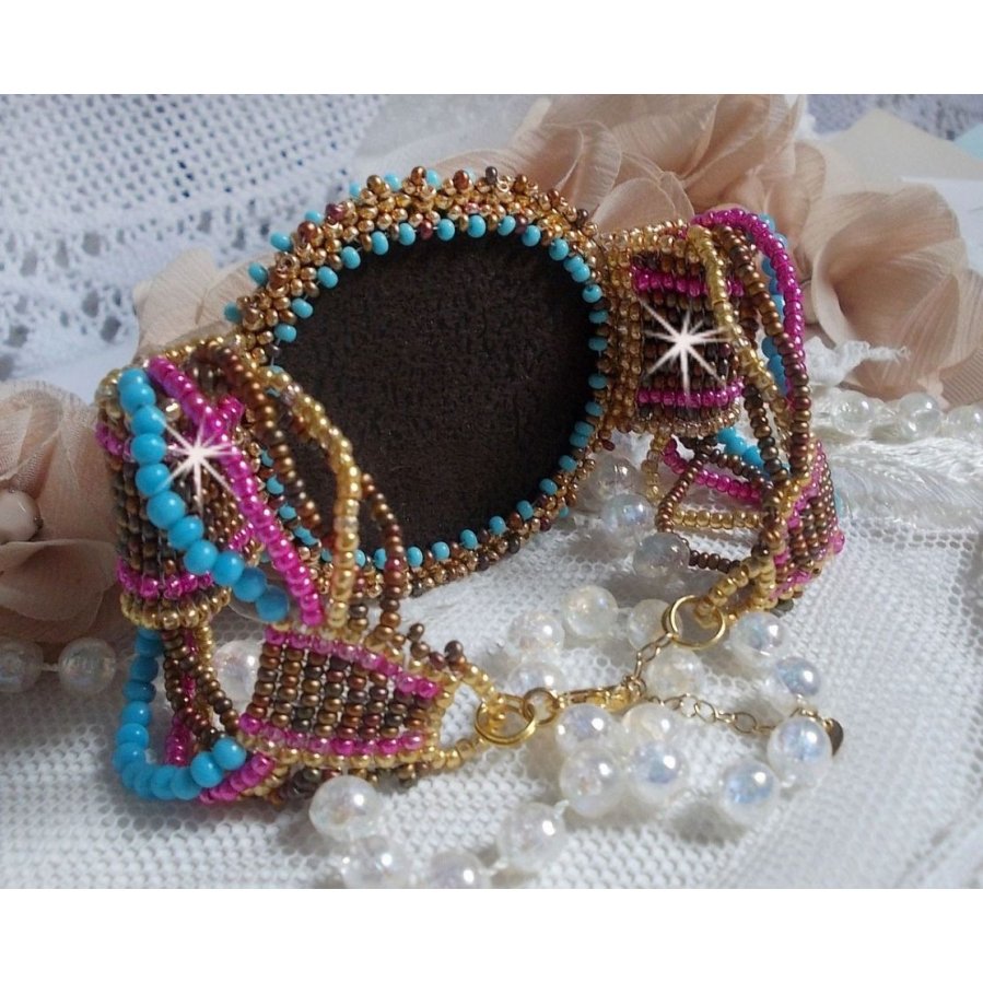 Cheyenne mansjettarmbånd brodert med en edelsten, en Fuchsite rubin med Miyuki frøperler og tsjekkiske frøperler.