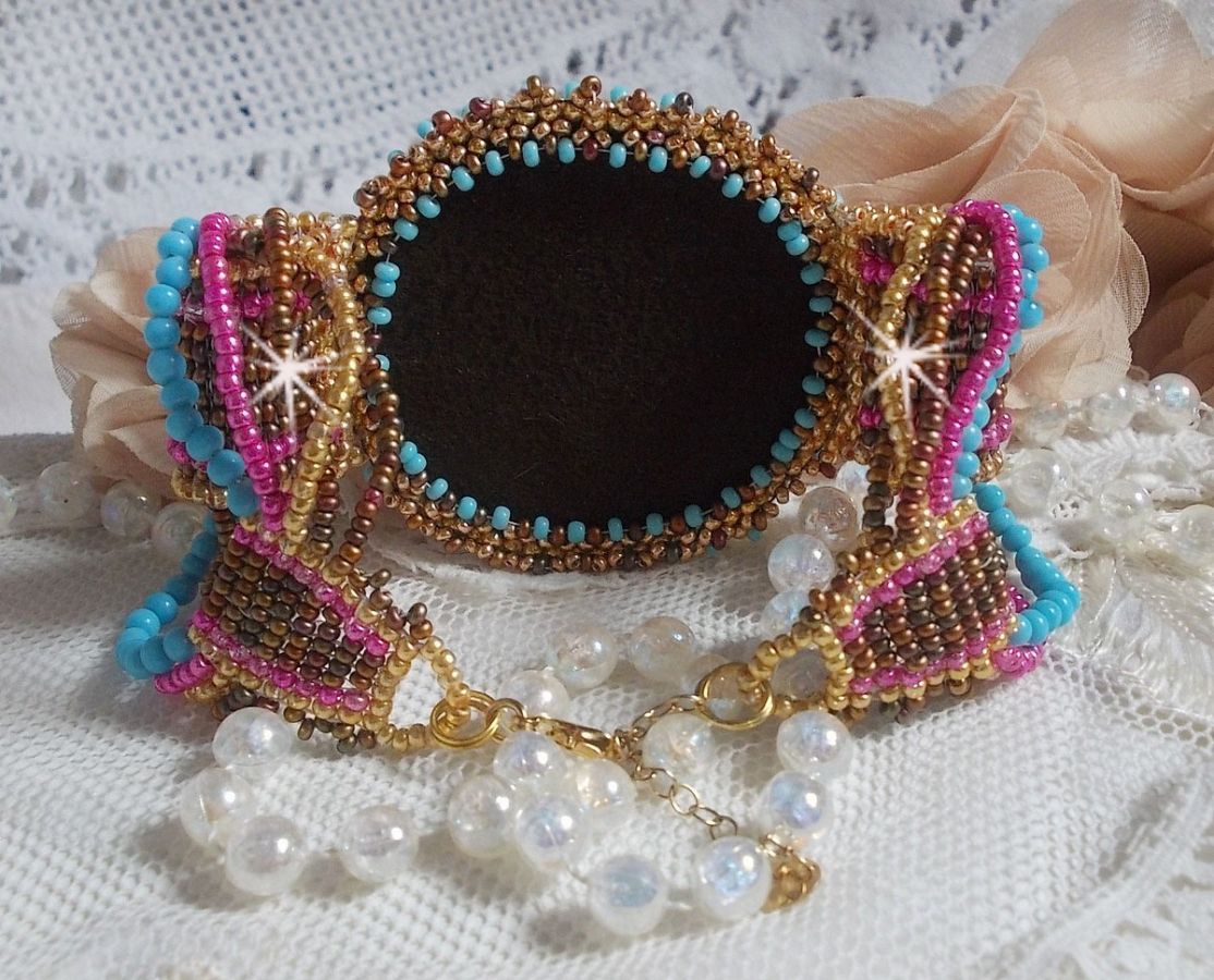 Cheyenne mansjettarmbånd brodert med en edelsten, en Fuchsite rubin med Miyuki frøperler og tsjekkiske frøperler.