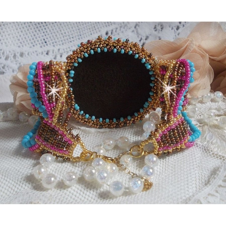 Cheyenne mansjettarmbånd brodert med en edelsten, en Fuchsite rubin med Miyuki frøperler og tsjekkiske frøperler.