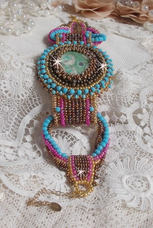 Cheyenne mansjettarmbånd brodert med en edelsten, en Fuchsite rubin med Miyuki frøperler og tsjekkiske frøperler.