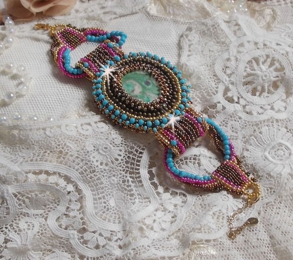 Cheyenne mansjettarmbånd brodert med en edelsten, en Fuchsite rubin med Miyuki frøperler og tsjekkiske frøperler.