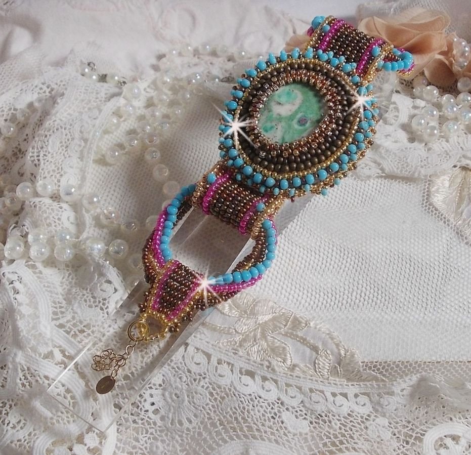 Cheyenne mansjettarmbånd brodert med en edelsten, en Fuchsite rubin med Miyuki frøperler og tsjekkiske frøperler.