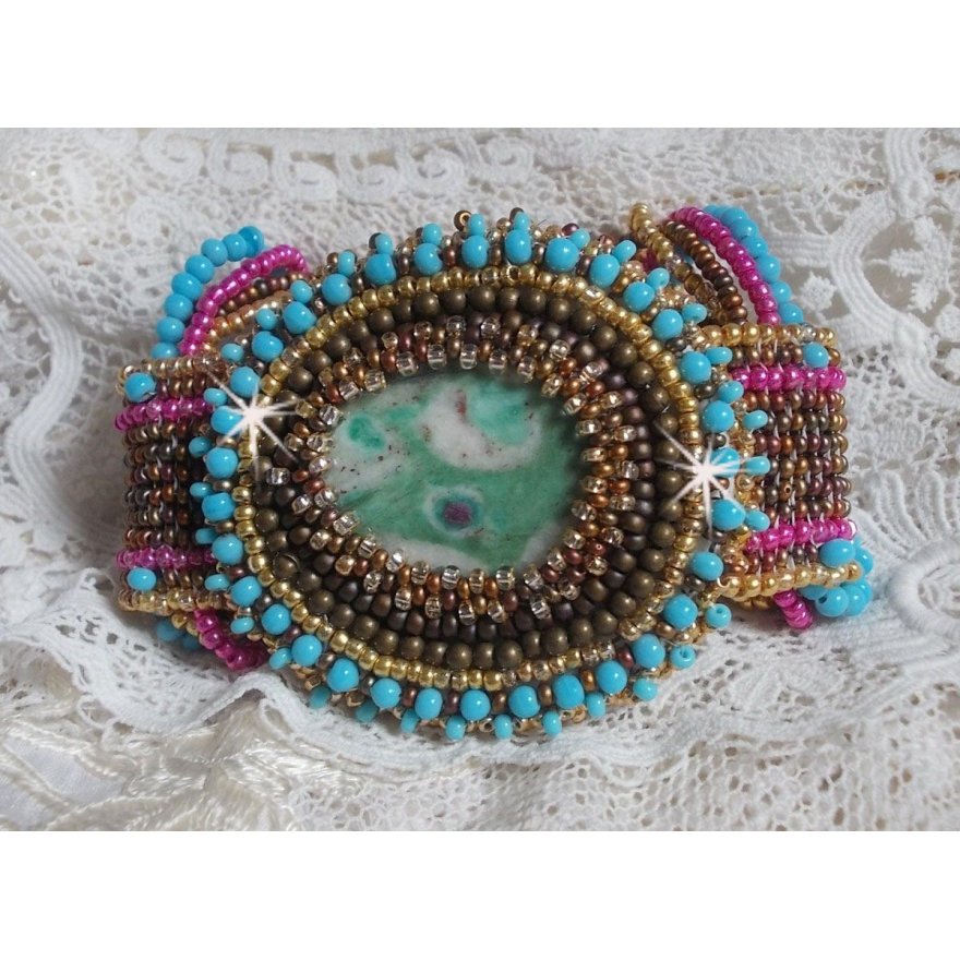 Cheyenne mansjettarmbånd brodert med en edelsten, en Fuchsite rubin med Miyuki frøperler og tsjekkiske frøperler.