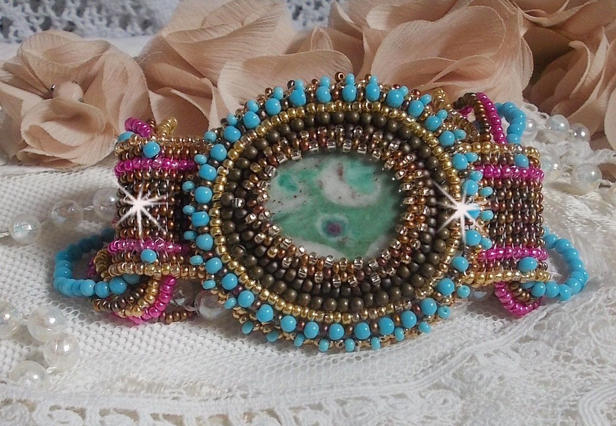 Cheyenne mansjettarmbånd brodert med en edelsten, en Fuchsite rubin med Miyuki frøperler og tsjekkiske frøperler.