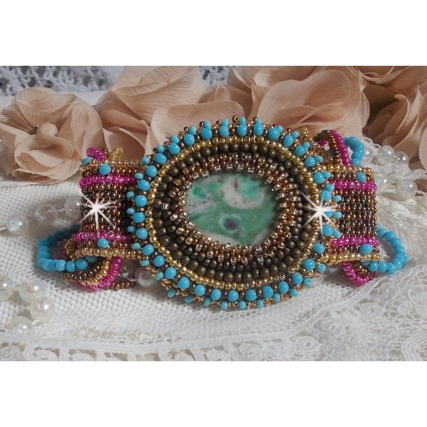 Cheyenne mansjettarmbånd brodert med en edelsten, en Fuchsite rubin med Miyuki frøperler og tsjekkiske frøperler.