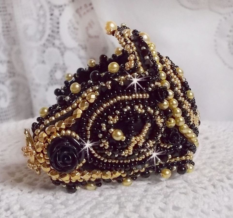 Cleopatra mansjett armbånd brodert med svart onyx, Swarovski krystaller og frø perler