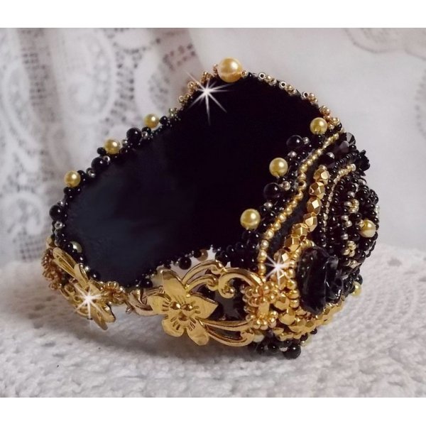 Cleopatra mansjett armb&aring;nd brodert med svart onyx, Swarovski krystaller og fr&oslash; perler